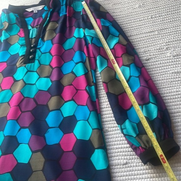 Trina Turk Silk Mini Dress Sz 8 Honeycomb Print Bishop Sleeve Bold - Picture 3 of 9